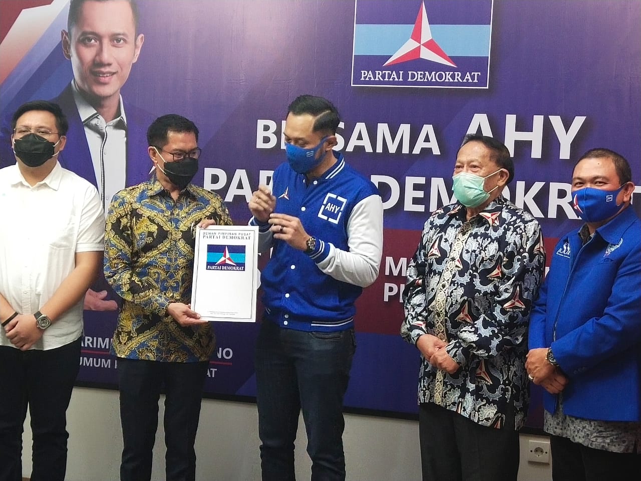 Sah! AHY Serahkan Langsung SK ke JG-KWL